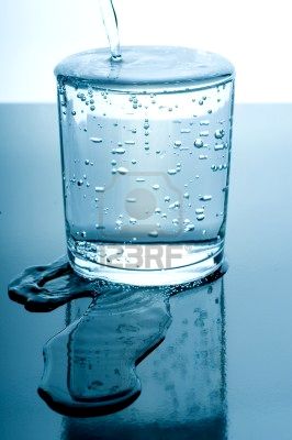 7638859-desbordado-vaso-de-agua
